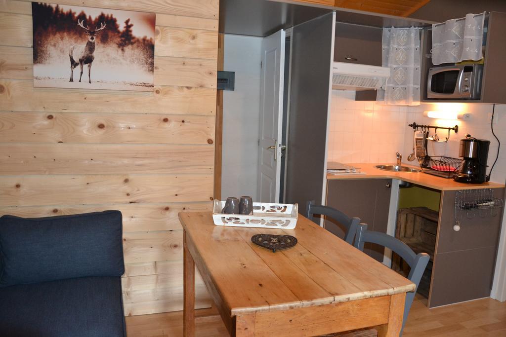 Camping La Mare Aux Fees Hotel Roquefeuil ภายนอก รูปภาพ
