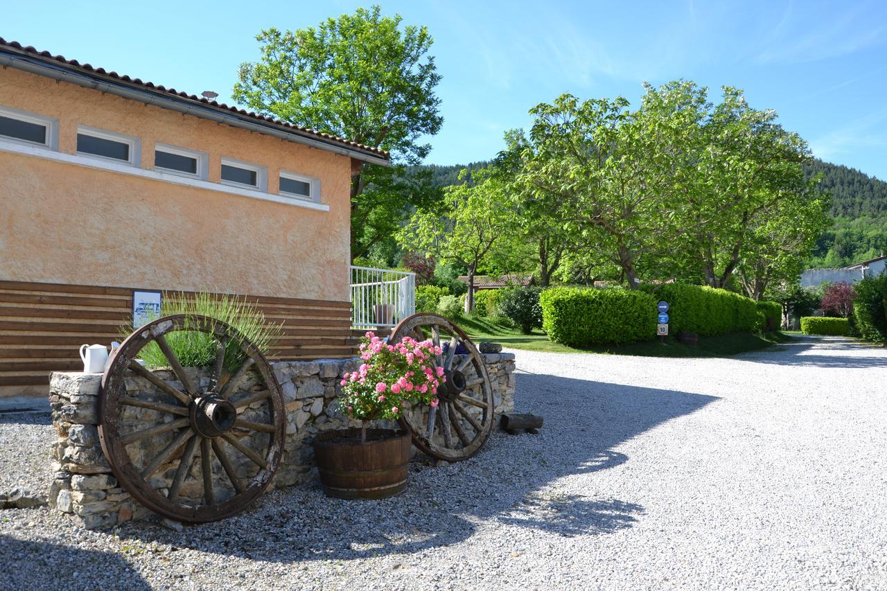 Camping La Mare Aux Fees Hotel Roquefeuil ภายนอก รูปภาพ