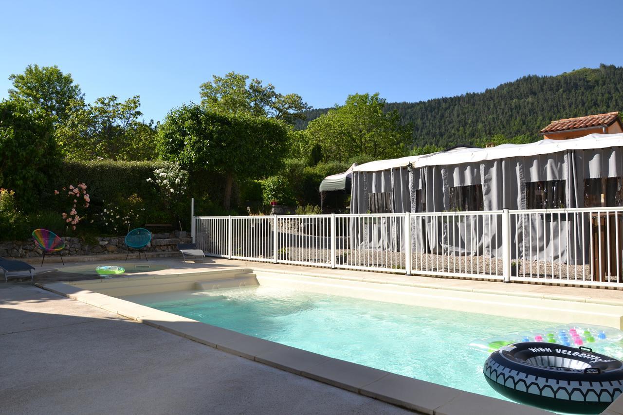 Camping La Mare Aux Fees Hotel Roquefeuil ภายนอก รูปภาพ